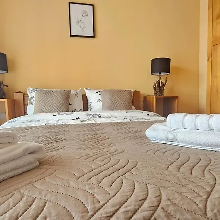 Forest Nest Cozy White Balcony On The Hill Apartman Banszko