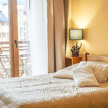 Forest Nest Cozy White Balcony On The Hill Apartamento *