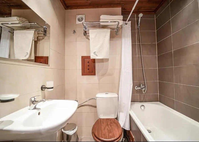 Forest Nest Cozy White Balcony On The Hill 班斯科