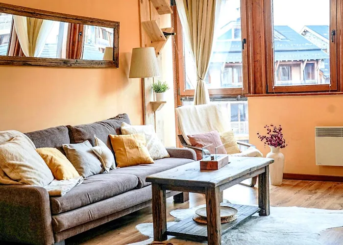 Forest Nest Cozy White Balcony On The Hill 公寓