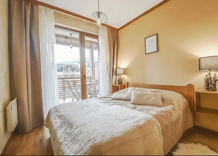 Forest Nest Cozy White Balcony On The Hill 公寓 班斯科